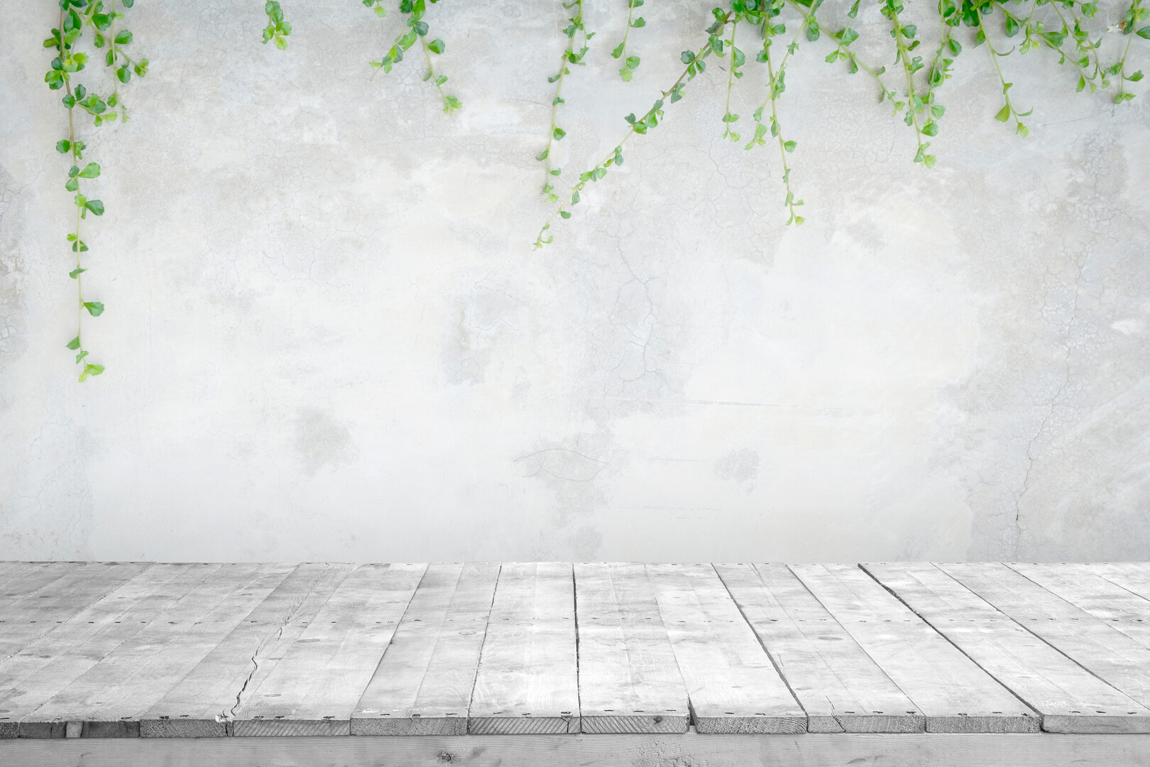 Pared con texto que dice Más de 20 años asesorando a personas como tu, resolviendo asuntos legales y de extranjería